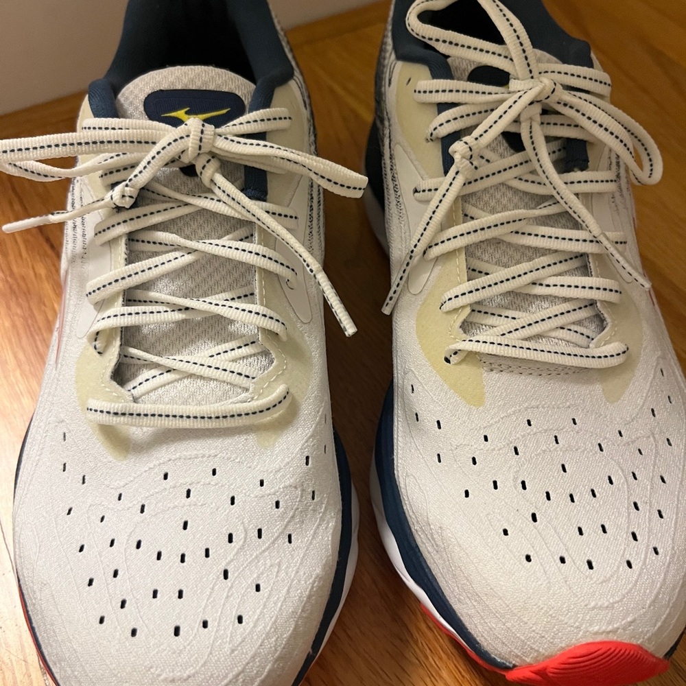 Mizuno Cream and Navy Athletic Shoes Size 8